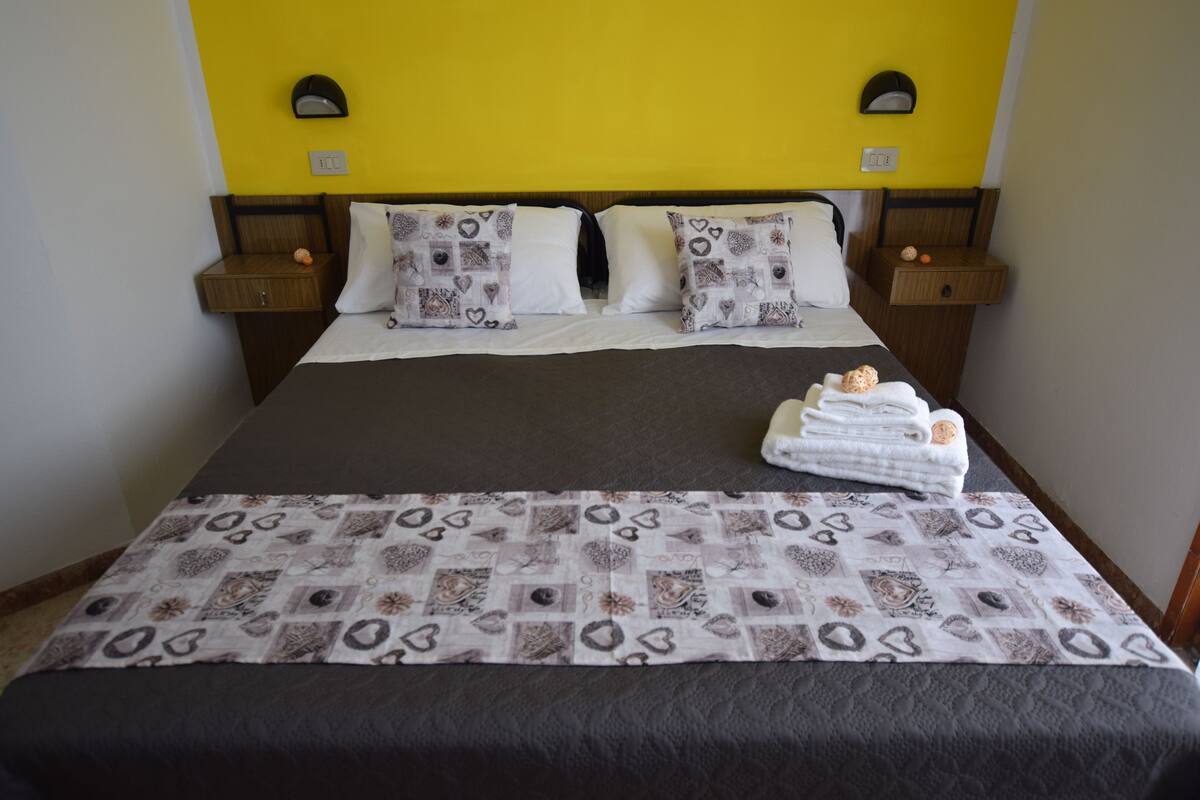 Habitación doble, 1 cama Queen size | Caja de seguridad en la habitación, cunas y ropa de cama 