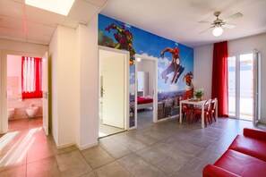 Caja de seguridad en la habitación, cunas y ropa de cama 