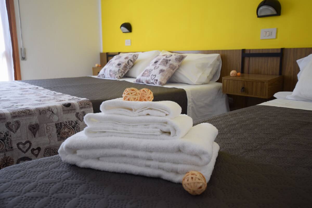 Habitación triple | Caja de seguridad en la habitación, cunas y ropa de cama 