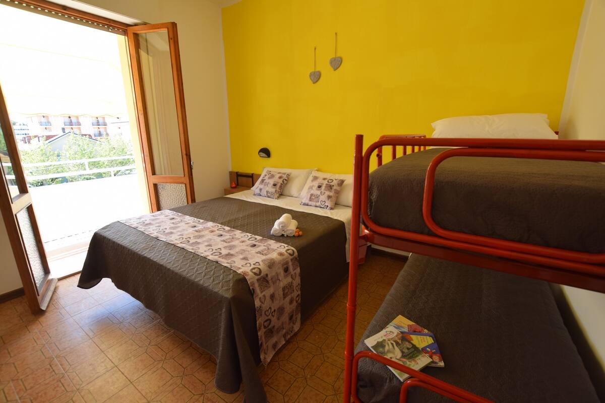 Habitación cuádruple | Caja de seguridad en la habitación, cunas y ropa de cama 