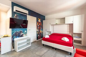 Caja de seguridad en la habitación, cunas y ropa de cama 