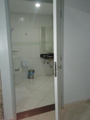 Buồng tắm vòi sen, máy sấy tóc 