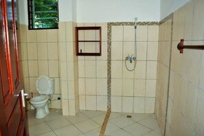 Standard Villa, 3 Bedrooms | Bathroom | Free toiletries - Wawa Creekside Villas (Mtwapa)