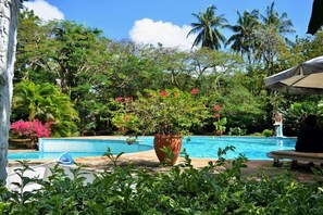 Outdoor pool, pool loungers - Wawa Creekside Villas (Mtwapa)
