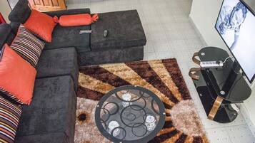 Apartamento standard, 3 quartos | Área de estar | TV de tela plana