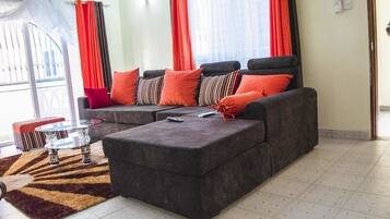 Apartamento standard, 3 quartos | Área de estar | TV de tela plana