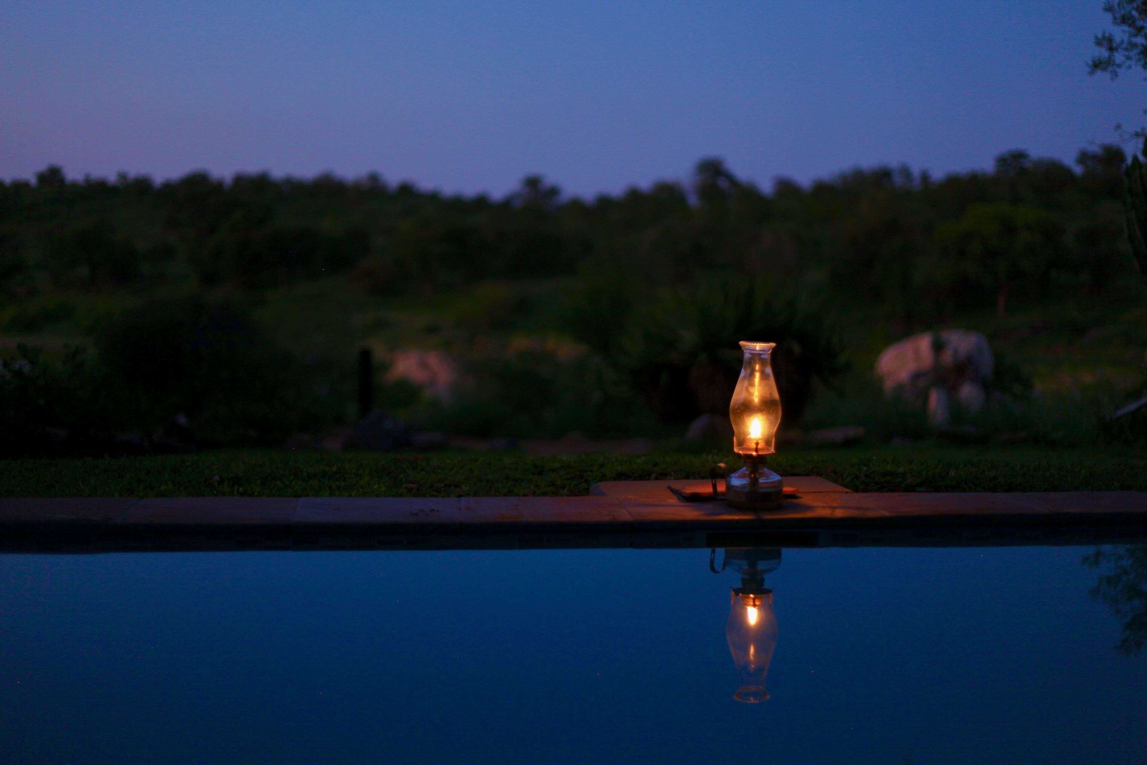 Una piscina al aire libre, tumbonas