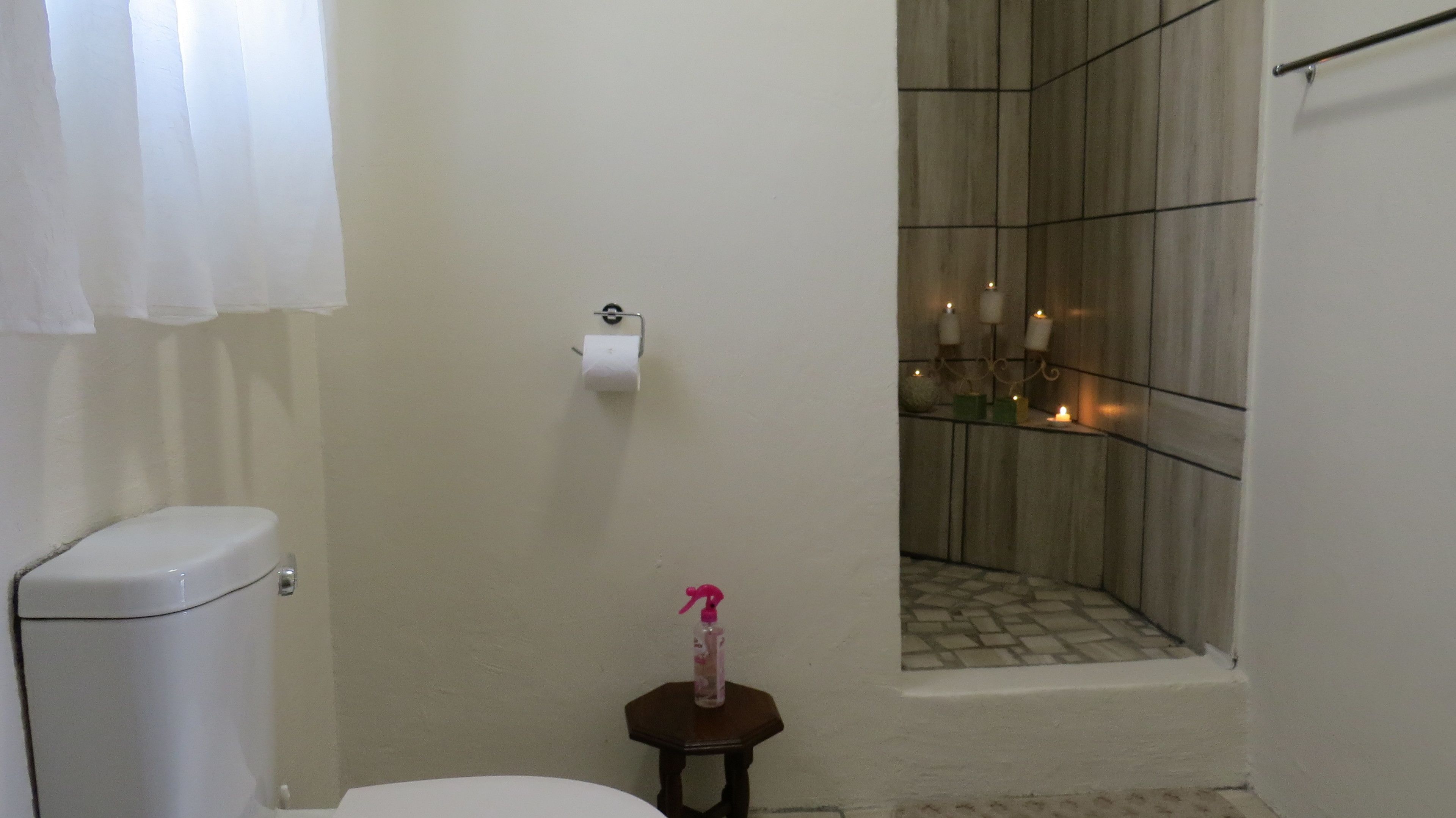 Shower, rainfall showerhead, free toiletries, towels