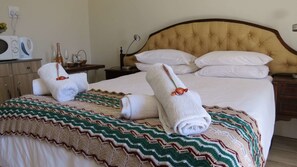 Rum - 1 queensize-säng | Sängtillbehör av högsta kvalitet, duntäcken och skrivbord