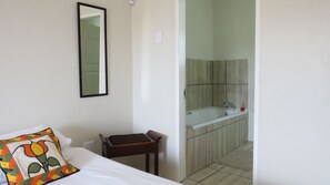 Family Room | Bathroom | Shower, rainfall showerhead, free toiletries, towels - Karoo-Koppie Guesthouse (Umsobomvu)