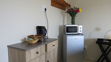 Refrigerador, microondas, tetera/pava eléctrica, utensilios de cocina