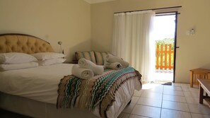 Premium bedding, down duvets, desk, blackout curtains - Karoo-Koppie Guesthouse (Umsobomvu)