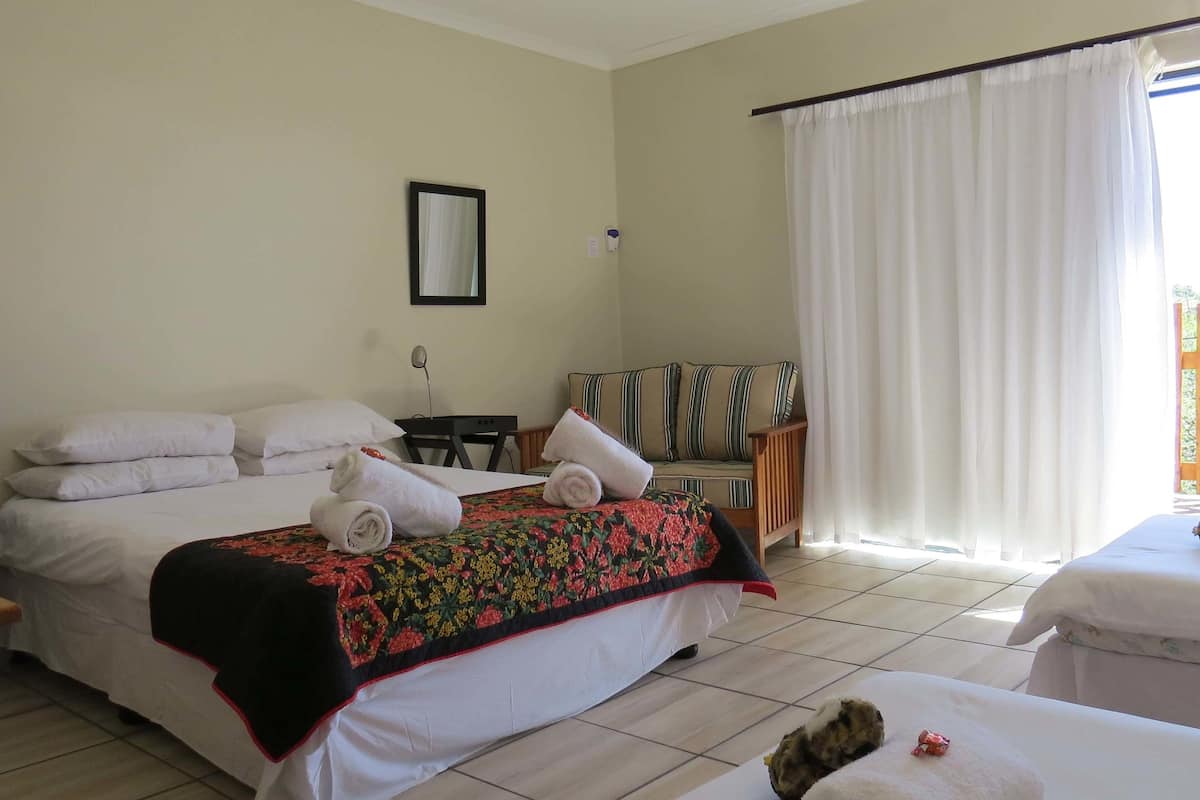 Familiekamer | Luxe beddengoed, donsdekens, een bureau, verduisterende gordijnen