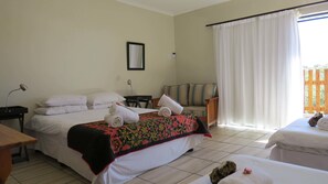 Family Room | Premium bedding, down duvets, desk, blackout curtains - Karoo-Koppie Guesthouse (Umsobomvu)