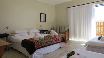 Quarto família | Roupas de cama premium, edredons de pluma, escrivaninha