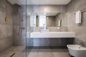 Duplex, 2 Bedrooms, Balcony (Atlantic Deluxe Villa) | Bathroom | Free toiletries, bathrobes, bidet, towels - Aqua - Pópulo Eco Village (Ponta Delgada)