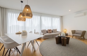 Loftsleilighet, 2 soverom, balkong (Blue Penthouse Villa) | Oppholdsområde | Smart-TV
