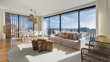 Penthouse - 2 sovrum - balkong (Blue Penthouse Villa) | Vardagsrum | Smart-tv