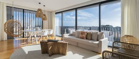 Penthouse, 2 slaapkamers, balkon (Blue Penthouse Villa) | Woonkamer | Een smart-tv