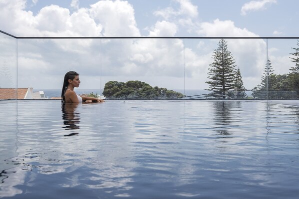 Außenpool, Liegestühle