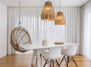 Penthouse, 2 Schlafzimmer, Balkon (Blue Penthouse Villa) | Essbereich im Zimmer