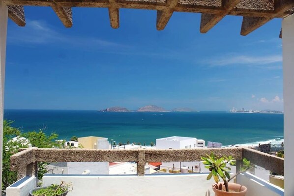 Un balcón con vista al mar y a islas distantes.