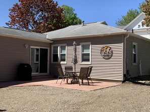 Outdoor dining - Modern 3-BR Downtown Retreat – Walk to City Beach, Dining, Shops & Nightlife (Clear Lake)