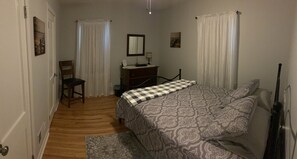 3 bedrooms, iron/ironing board, travel cot, free WiFi - Modern 3-BR Downtown Retreat – Walk to City Beach, Dining, Shops & Nightlife (Clear Lake)
