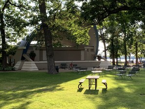 Outdoor dining - Modern 3-BR Downtown Retreat – Walk to City Beach, Dining, Shops & Nightlife (Clear Lake)