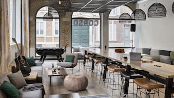 Serveert lunch, diner, Italiaanse gerechten, openlucht dineren