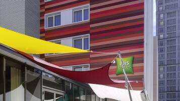 Se sirven almuerzos, cenas y cocina italiana (con mesas al aire libre)