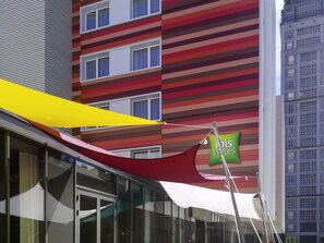 Lunch, dinner served; Italian cuisine, al fresco dining 