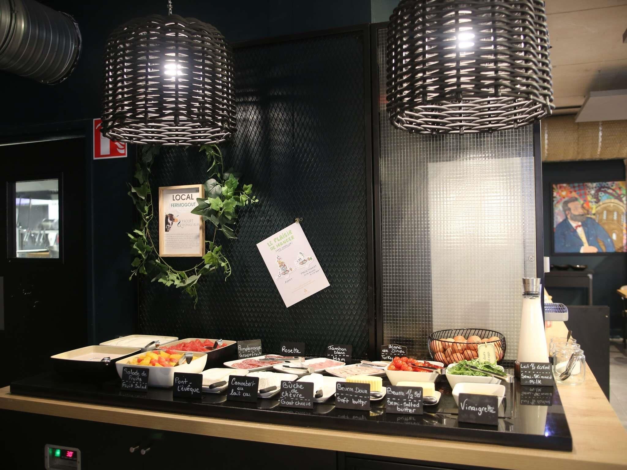 Daily continental breakfast (EUR 14 per person)