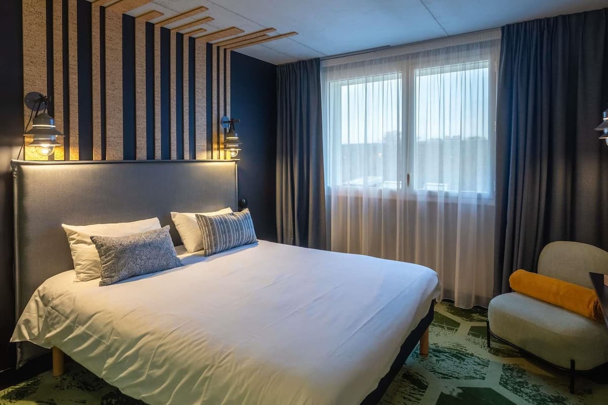 Standard Room, 1 Double Bed | Premium bedding, pillowtop beds, blackout drapes, soundproofing