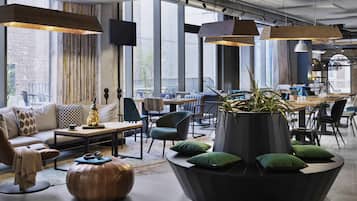 Serveert lunch, diner, Italiaanse gerechten, openlucht dineren