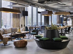 Se sirven comidas, cenas y cocina italiana con mesas al aire libre