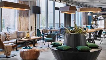 Serveert lunch, diner, Italiaanse gerechten, buitendiner