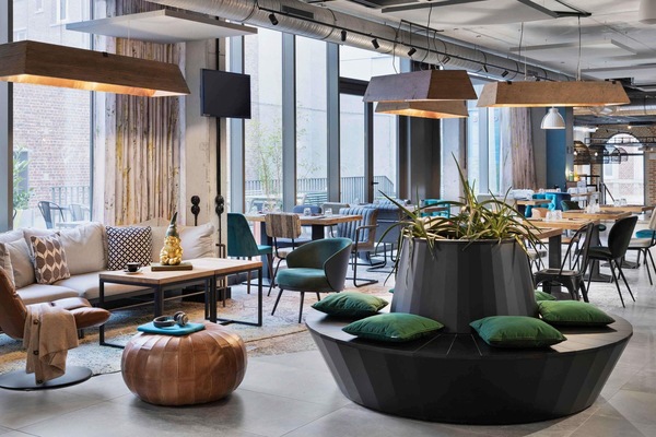 Serveert lunch, diner, Italiaanse gerechten, openlucht dineren