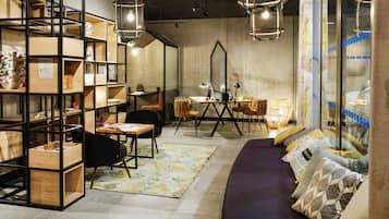 Serveert lunch, diner, Italiaanse gerechten, openlucht dineren