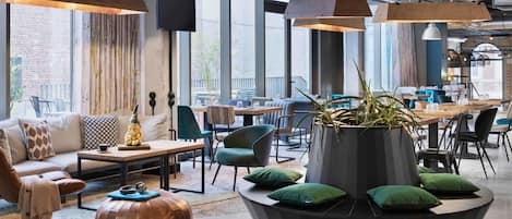 Lunch, dinner served; Italian cuisine, al fresco dining