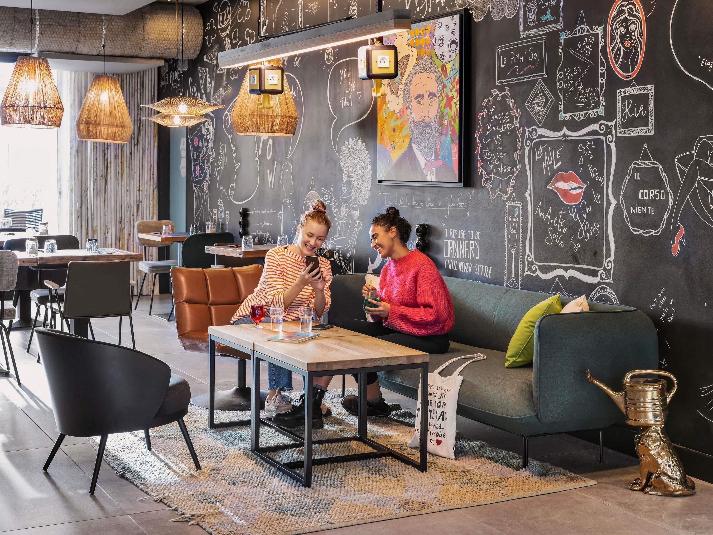 Un interior moderno con una pared de pizarra, una mesa de madera y un sofá.