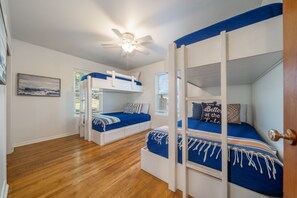 4 bedrooms, iron/ironing board, WiFi, bed sheets - Echo Point Lake House - Lake Hamilton (Lake Hamilton)