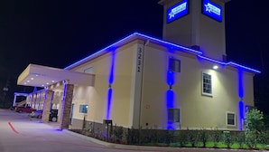 Un hotel con un letrero claro que dice "AMERICAS ESTABLISHMENT" y el número "3231" en el edificio.