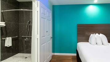 Zimmer, 2 Queen-Betten, barrierefrei, Nichtraucher | Badezimmer | Duschwanne, kostenlose Toilettenartikel, Haartrockner, Handtücher