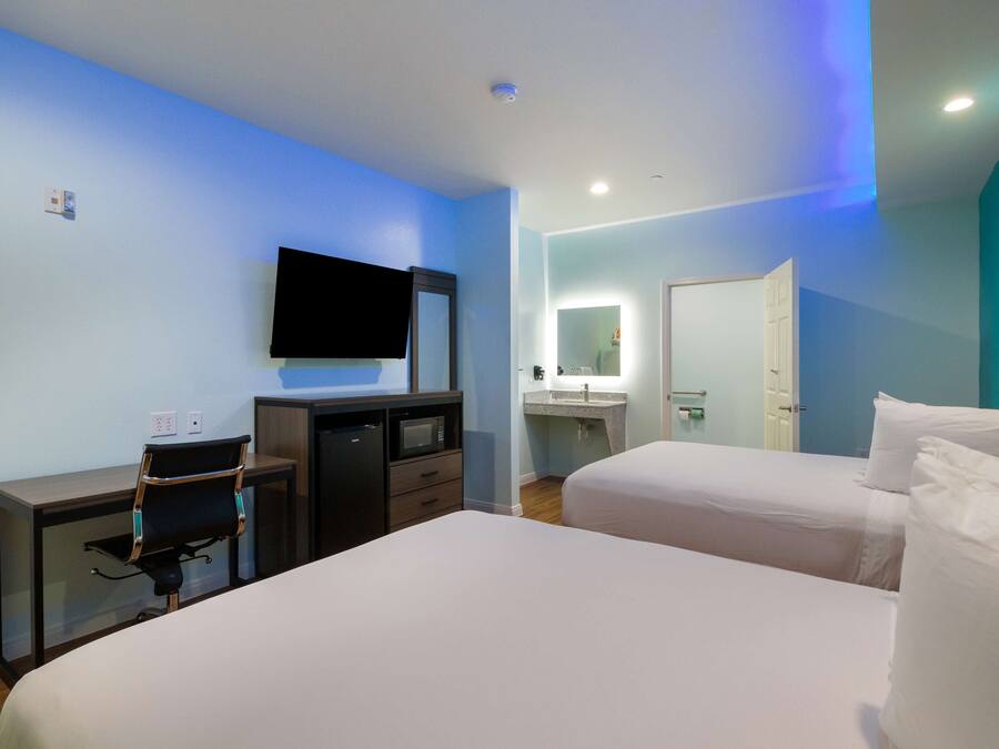 Kamar, 2 Tempat Tidur Queen, akses difabel, Bebas Asap Rokok | Seprai katun Mesir, seprai premium, dan tempat tidur Select Comfort