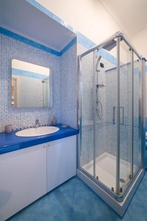 Shower, rainfall showerhead, free toiletries, hair dryer - SoulSuite (Naples)