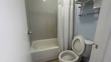 Combined shower/bathtub, towels