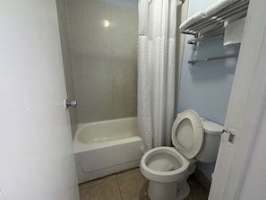 Combined shower/tub, towels