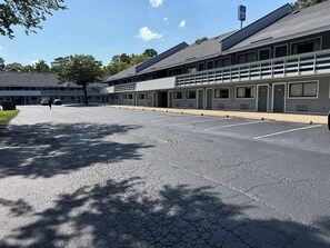 Free self parking - Days Inn by Wyndham Charlotte University (Charlotte)