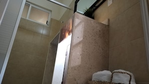 Superior Studio Suite, 2 Queen Beds | Bathroom | Shower, free toiletries, towels, shampoo - Hotel Aroma 406 (Puebla)